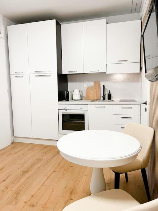 Bright Tiny Studio - Shared Pool & Sauna - Free Parking - Air Condition Muralto Екстер'єр фото